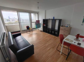 FLATSHARE Canary Wharf Cityview Shared with host for common spaces separate bedroom shared bathroom